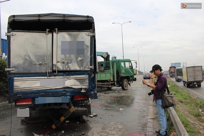 TP. HCM: 5 xe ô tô tông nhau liên hoàn, quốc lộ 1A ùn tắc kinh hoàng - Ảnh 1.