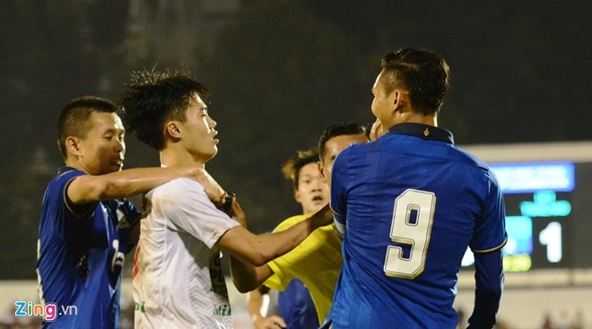 Van Toan noi nong vi bi cau thu Thai Lan choi xau hinh anh 2