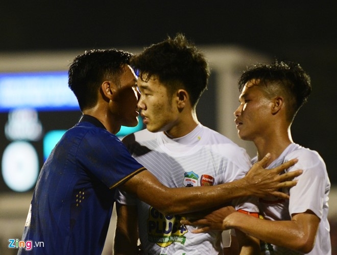 Van Toan noi nong vi bi cau thu Thai Lan choi xau hinh anh 4