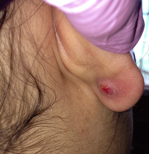4 mon do trang suc qua pho bien cho tre so sinh nhung lai doc hai ma me chang hay - 1