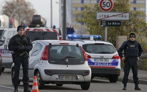 duc bat giu doi tuong co lien quan den vu khung bo paris hinh 1