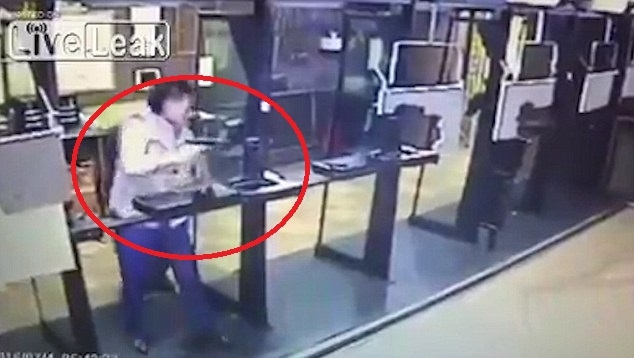 Gí súng vào ngực bắn không chết, người bên cạnh lãnh đạn - 1