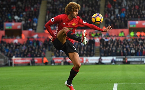 marouane fellaini khong roi mu o mua dong nam nay hinh 1