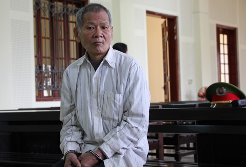 ong-lao-xin-tinh-be-gai-10-tuoi-o-ngoi-nha-hoang