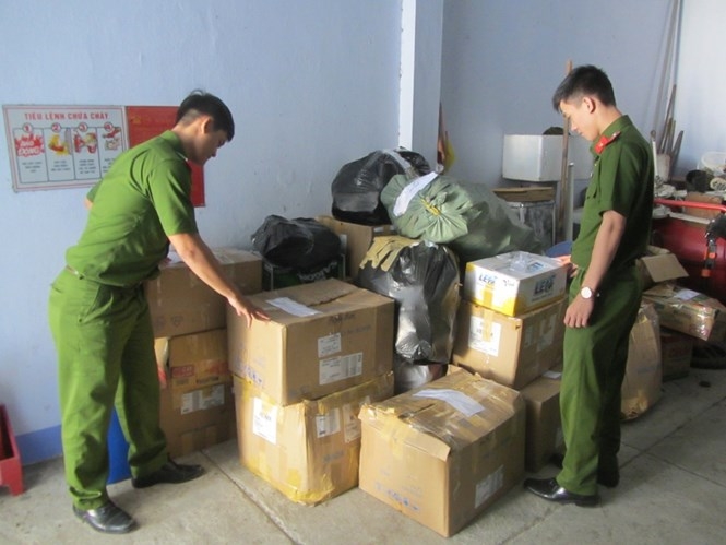 Các loại bột, chất lỏng không rõ nguồn gốc phát hiện tại cơ sở sản xuất mỹ phẩm bà Lai  /// Ảnh: Thiện Nhân