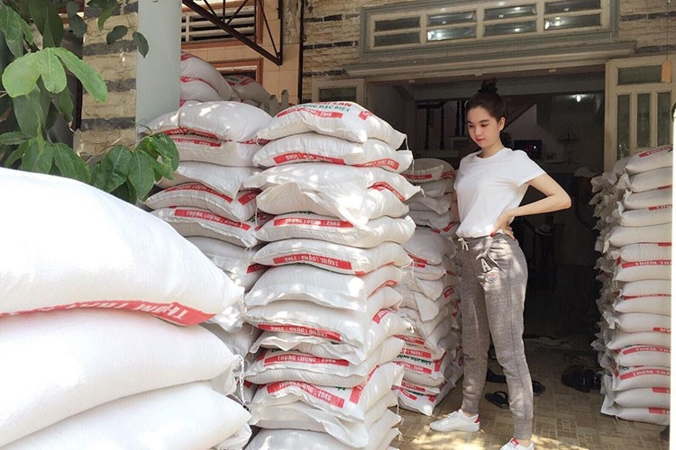co ban trai ty phu, ngoc trinh len ke hoach ve que phat 16 tan gao hinh anh 1