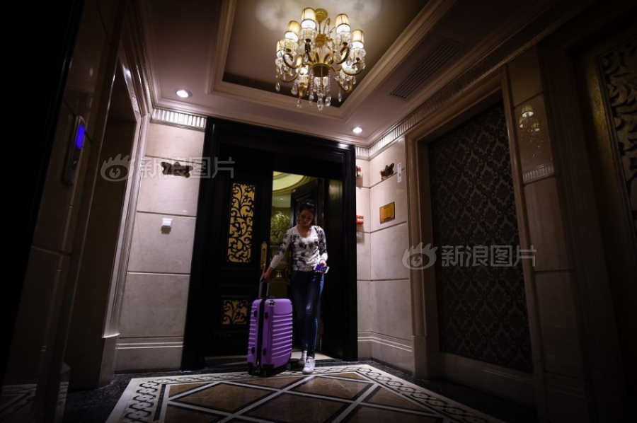 Co gai kiem bon tien voi nghe song thu trong biet thu hinh anh 10