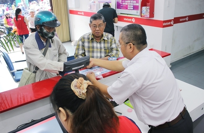 Cửa hàng Vietlott tấp nập trước giờ quay thưởng độc đắc hơn 100 tỷ