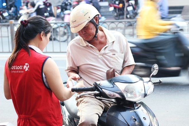 Cửa hàng Vietlott tấp nập trước giờ quay thưởng độc đắc hơn 100 tỷ