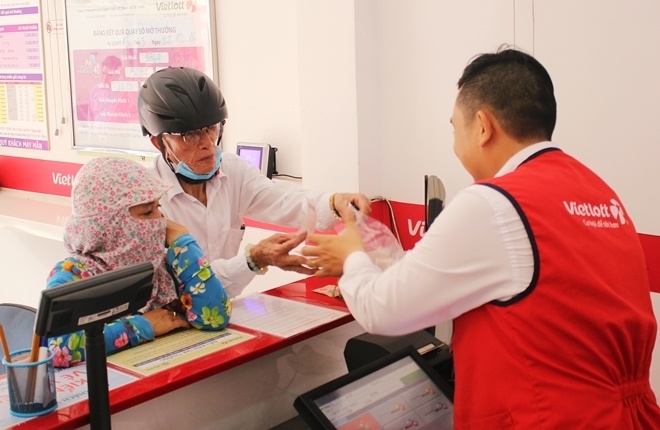 Cửa hàng Vietlott tấp nập trước giờ quay thưởng độc đắc hơn 100 tỷ