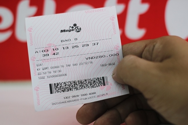 Cửa hàng Vietlott tấp nập trước giờ quay thưởng độc đắc hơn 100 tỷ