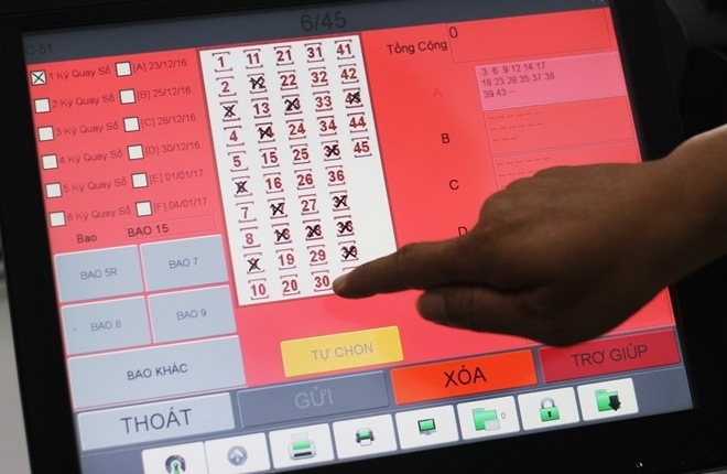 Cửa hàng Vietlott tấp nập trước giờ quay thưởng độc đắc hơn 100 tỷ