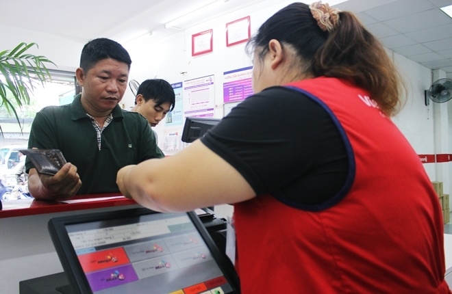 Cửa hàng Vietlott tấp nập trước giờ quay thưởng độc đắc hơn 100 tỷ