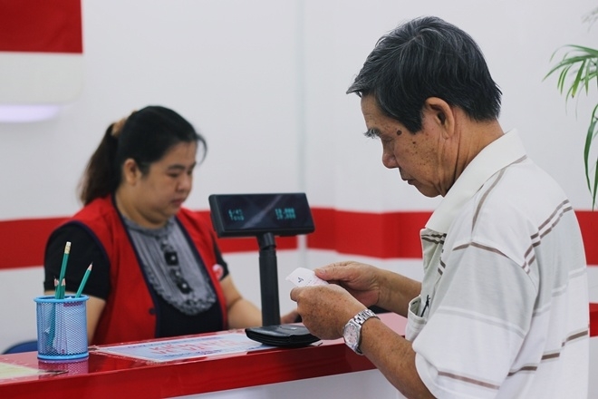 Cửa hàng Vietlott tấp nập trước giờ quay thưởng độc đắc hơn 100 tỷ
