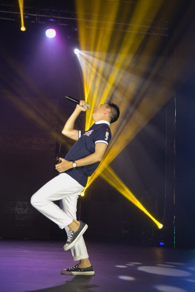 Dam Vinh Hung nam tay dua Thanh Ha di chon do hinh anh 7