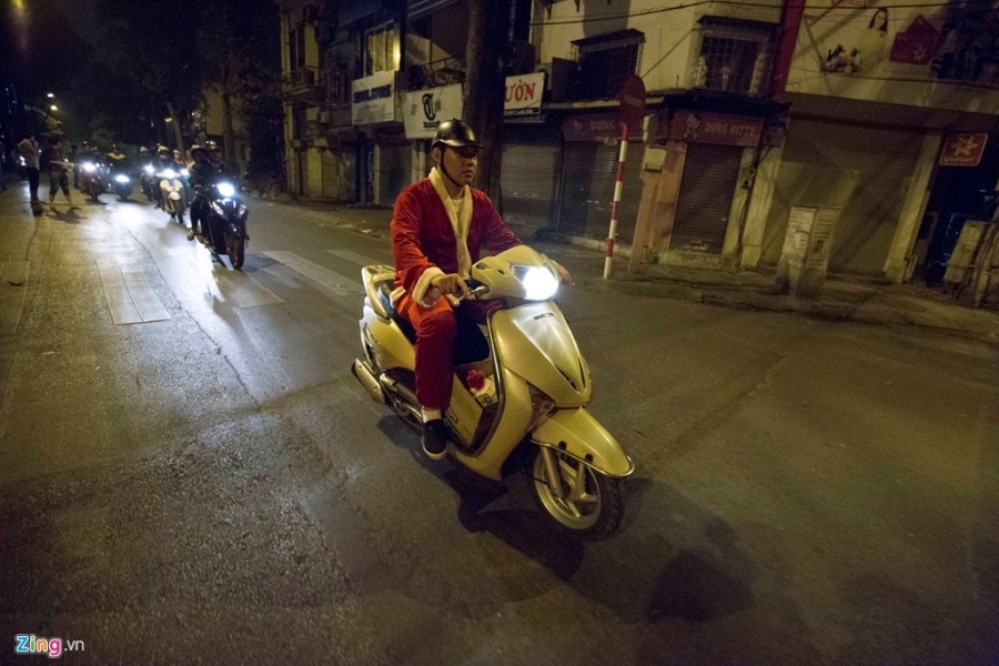 'Ong gia Noel' lan loi dem hom tang qua cho nguoi vo gia cu hinh anh 2