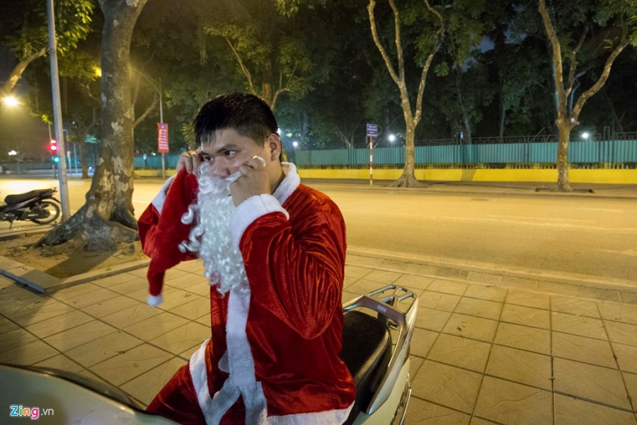 'Ong gia Noel' lan loi dem hom tang qua cho nguoi vo gia cu hinh anh 3