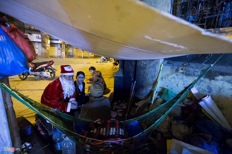 'Ong gia Noel' lan loi dem hom tang qua cho nguoi vo gia cu hinh anh 6