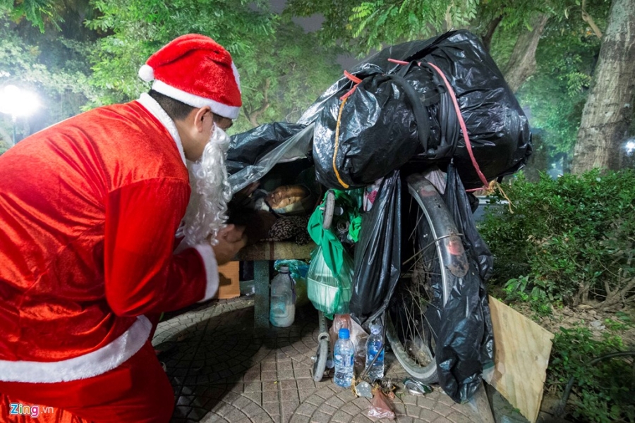 'Ong gia Noel' lan loi dem hom tang qua cho nguoi vo gia cu hinh anh 7