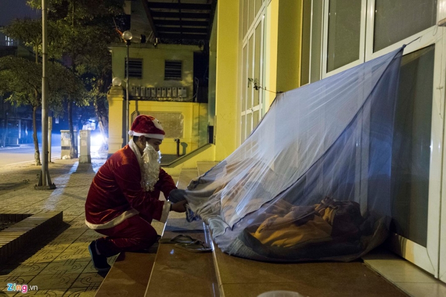 'Ong gia Noel' lan loi dem hom tang qua cho nguoi vo gia cu hinh anh 8
