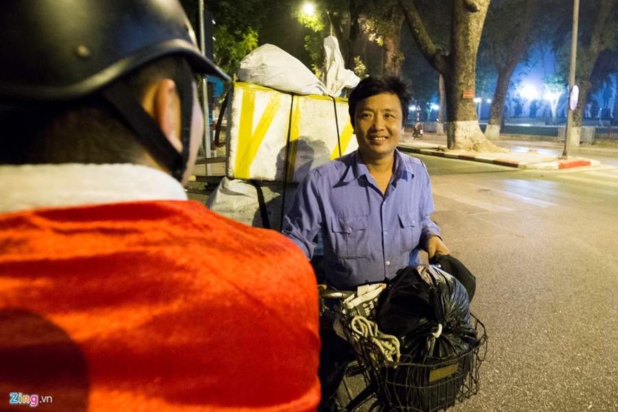 'Ong gia Noel' lan loi dem hom tang qua cho nguoi vo gia cu hinh anh 9
