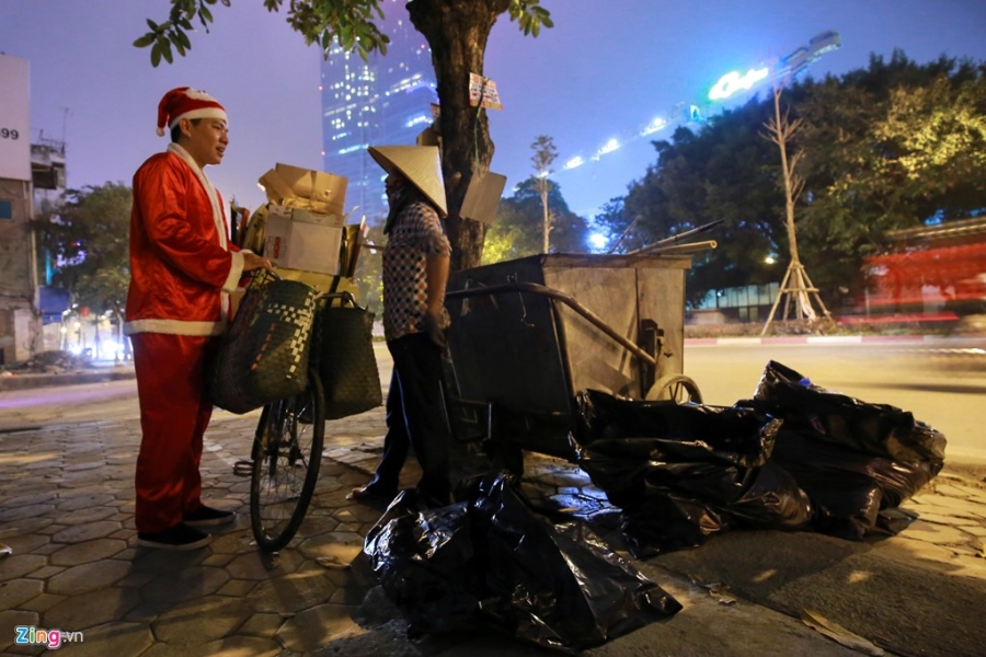 'Ong gia Noel' lan loi dem hom tang qua cho nguoi vo gia cu hinh anh 10