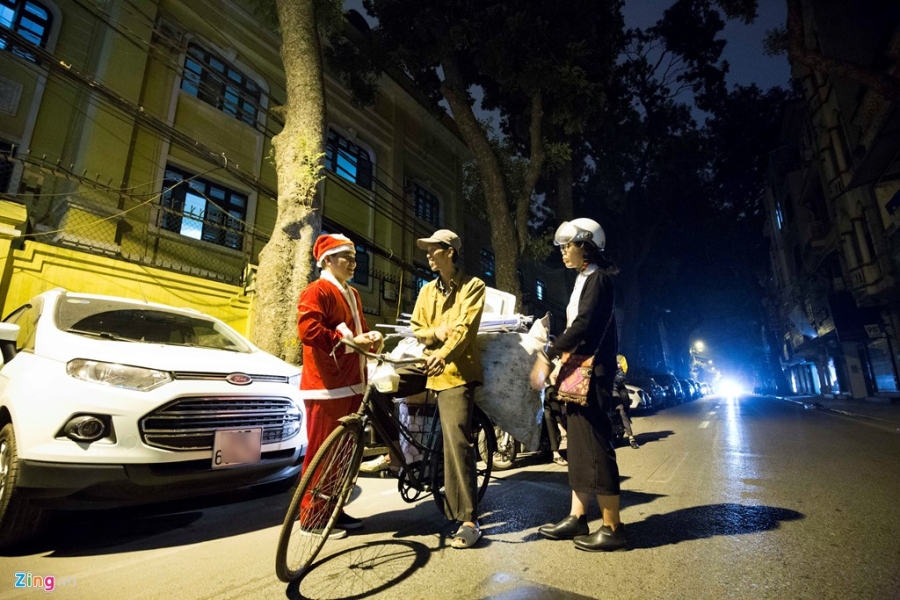 'Ong gia Noel' lan loi dem hom tang qua cho nguoi vo gia cu hinh anh 11