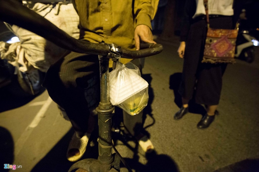 'Ong gia Noel' lan loi dem hom tang qua cho nguoi vo gia cu hinh anh 12