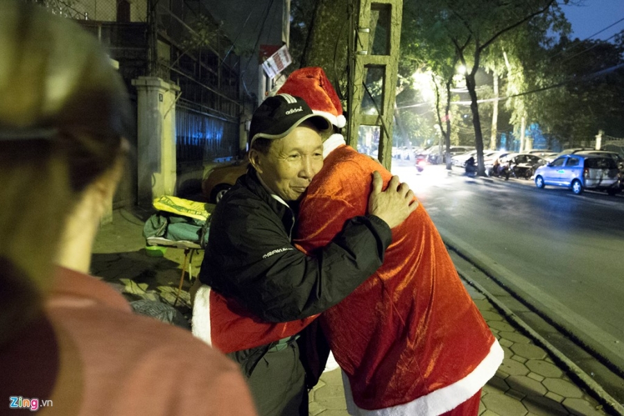 'Ong gia Noel' lan loi dem hom tang qua cho nguoi vo gia cu hinh anh 14