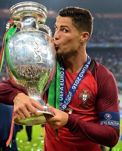 Ronaldo tro thanh vua tren mang xa hoi nam 2016 hinh anh 2