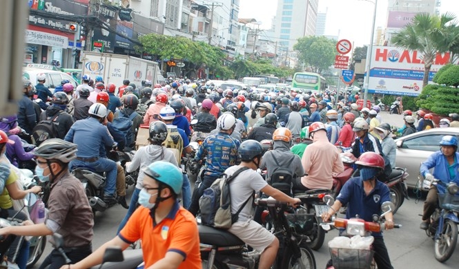 Dù không rơi vào thời gian cao điểm nhưng nhiều tuyến đường trung tâm TP.HCM ùn ứ nghiêm trọng  /// Ảnh: An Huy