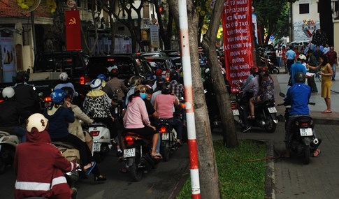 Trước Noel, đường Sài Gòn kẹt xe kinh hoàng ngay từ trưa - ảnh 5