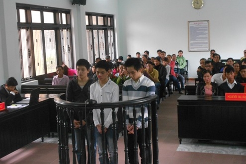 Chuốc bạn gái nhậu say, 3 thanh niên thay nhau hãm hiếp