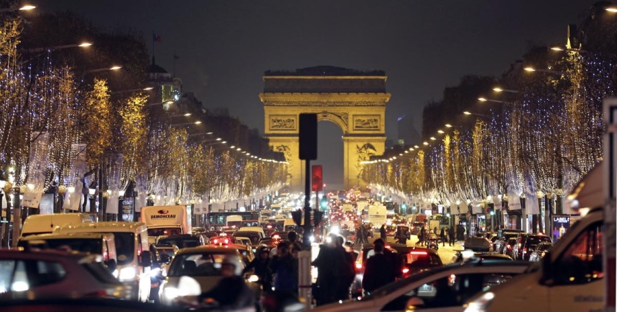 Đại lộ Champs Elysees ở Paris, Pháp.