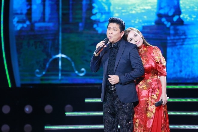 Khan gia cuoi ro khi Hoai Linh gia gai tren san khau Ha Noi hinh anh 12