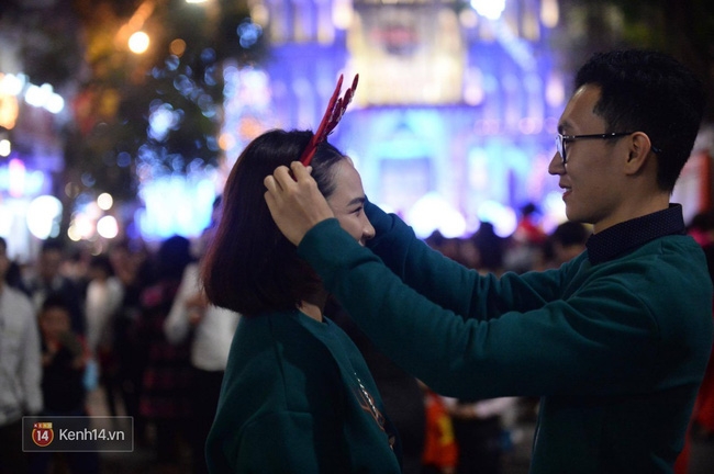 Một đêm Giáng sinh rất vui và ấm áp của giới trẻ Hà Nội! - Ảnh 6.