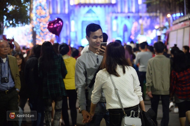 Một đêm Giáng sinh rất vui và ấm áp của giới trẻ Hà Nội! - Ảnh 9.