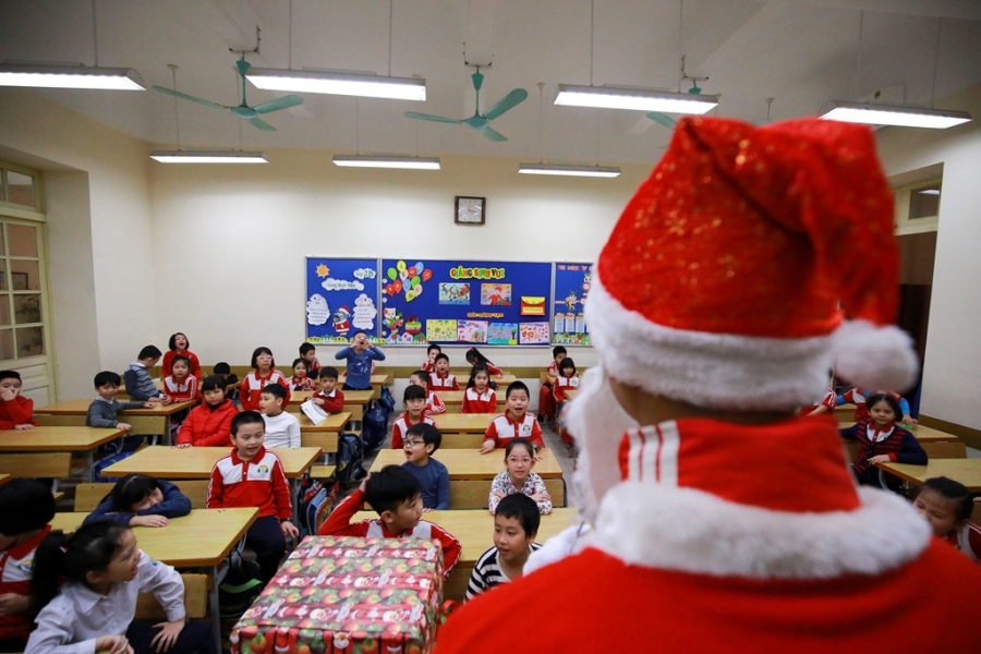 Mot ngay cua 'ong gia Noel' chuyen nghiep o Ha Noi hinh anh 6
