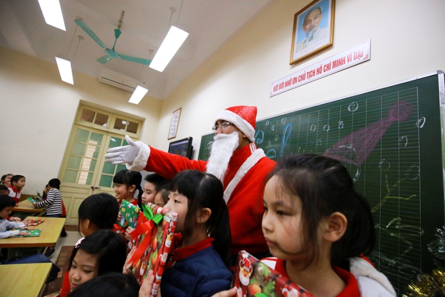 Mot ngay cua 'ong gia Noel' chuyen nghiep o Ha Noi hinh anh 9