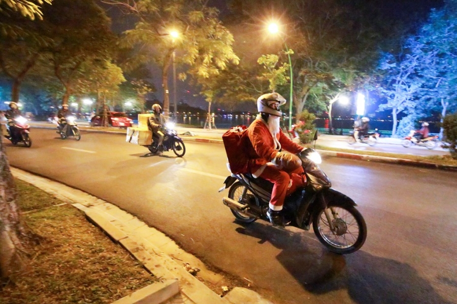 Mot ngay cua 'ong gia Noel' chuyen nghiep o Ha Noi hinh anh 10