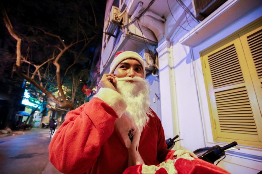 Mot ngay cua 'ong gia Noel' chuyen nghiep o Ha Noi hinh anh 12