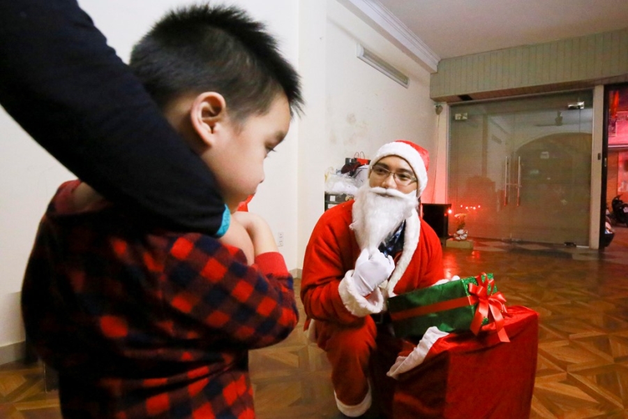 Mot ngay cua 'ong gia Noel' chuyen nghiep o Ha Noi hinh anh 14