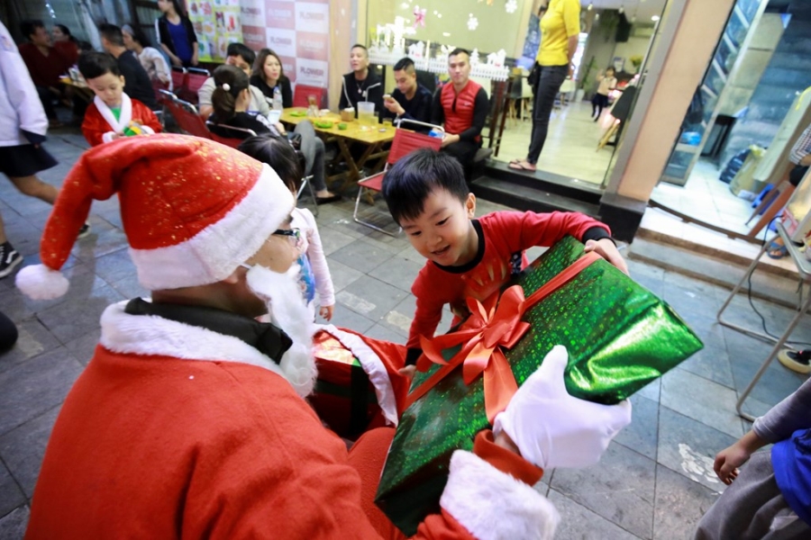 Mot ngay cua 'ong gia Noel' chuyen nghiep o Ha Noi hinh anh 15