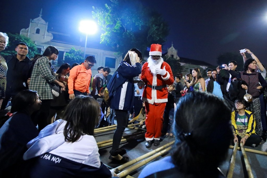 Mot ngay cua 'ong gia Noel' chuyen nghiep o Ha Noi hinh anh 16