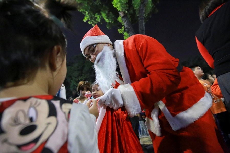 Mot ngay cua 'ong gia Noel' chuyen nghiep o Ha Noi hinh anh 17