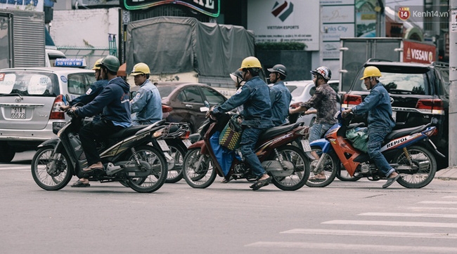 Chùm ảnh ngộp thở về tình trạng kẹt xe bất kể ngày giờ ở Sài Gòn vào những ngày cuối năm - Ảnh 3.
