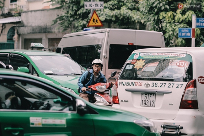 Chùm ảnh ngộp thở về tình trạng kẹt xe bất kể ngày giờ ở Sài Gòn vào những ngày cuối năm - Ảnh 4.