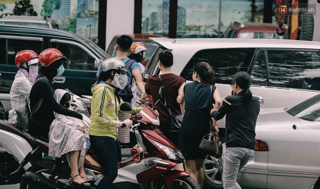 Chùm ảnh ngộp thở về tình trạng kẹt xe bất kể ngày giờ ở Sài Gòn vào những ngày cuối năm - Ảnh 7.