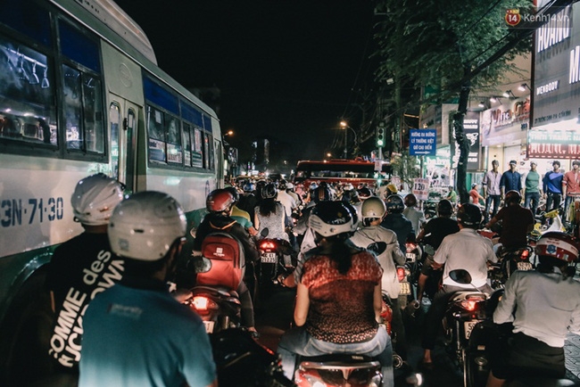 Chùm ảnh ngộp thở về tình trạng kẹt xe bất kể ngày giờ ở Sài Gòn vào những ngày cuối năm - Ảnh 8.