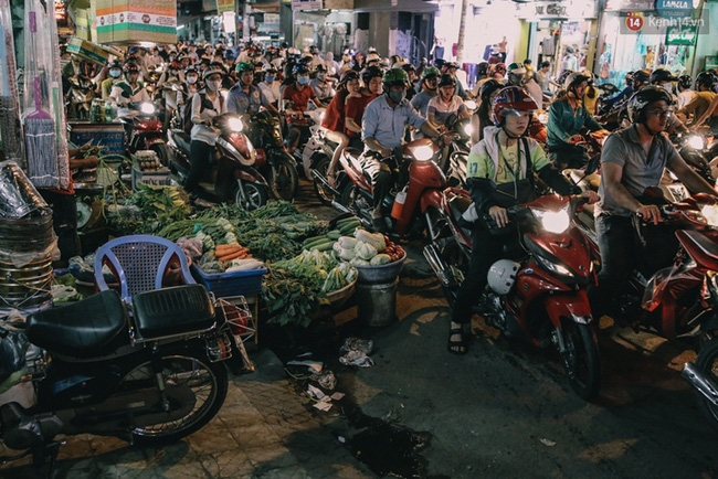 Chùm ảnh ngộp thở về tình trạng kẹt xe bất kể ngày giờ ở Sài Gòn vào những ngày cuối năm - Ảnh 9.